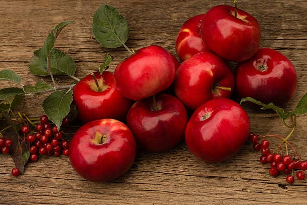 سیب شیرین درجه یک با رنگ طبیعی و ماندگاری بالا